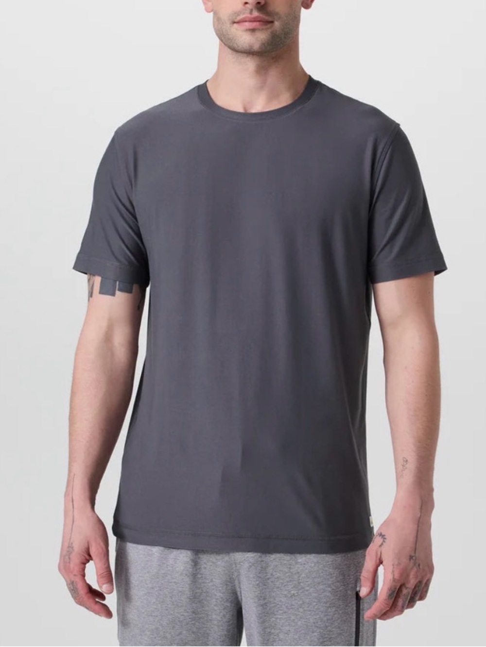 Men's Vuori Strato Tech Tee in Dark Gray EUC Sz Medium